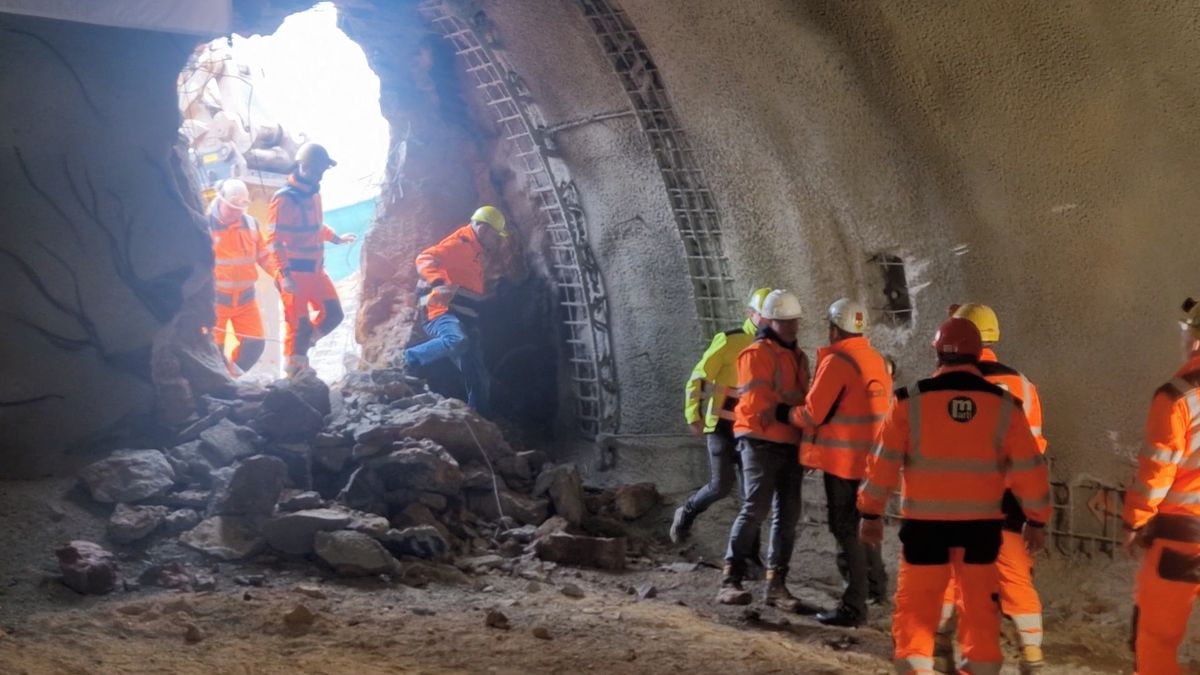 Proražení tunelu je svátek, stavba na obchvatu Náchoda ale bude pokračovat ještě dva roky
